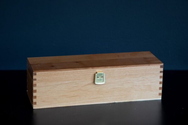 Kuti për një shishe (dru qershie)