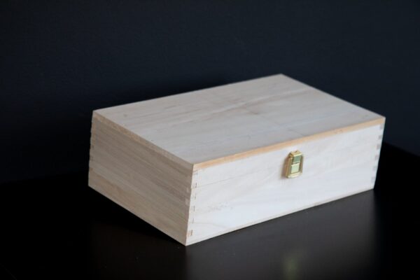 Kuti për dy shishe (dru plepi)