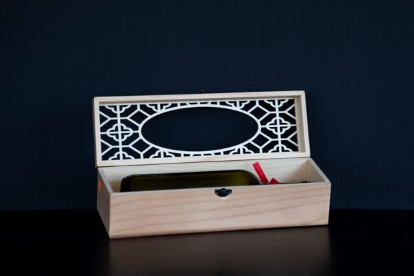 Kuti për nje shishe e punuar me lazer