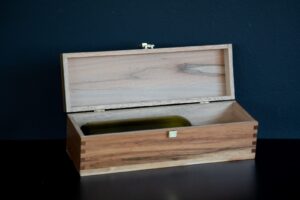 Kuti për një shishe (dru arre)