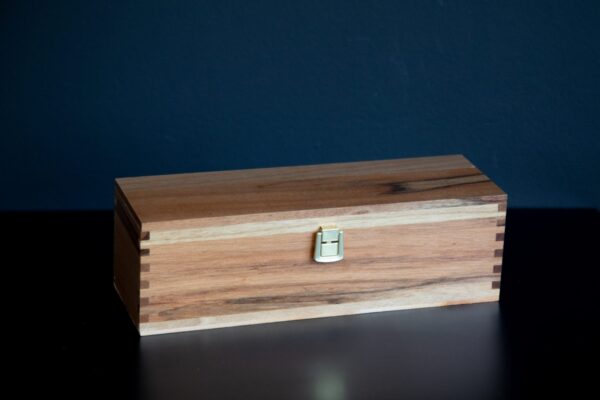 Kuti për një shishe (dru arre)