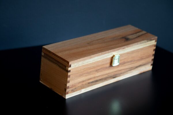 Kuti për një shishe (dru arre)