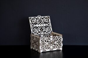 Kuti e punuar me lazer