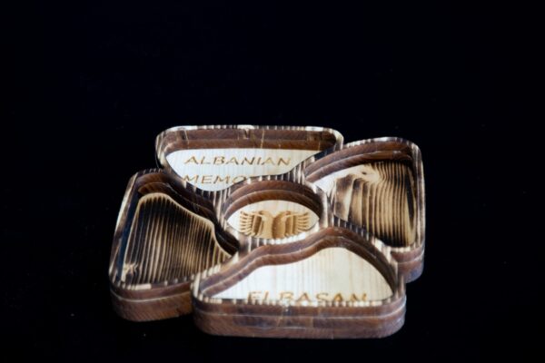 Tabaka druri me ndarje - suvenir Elbasan