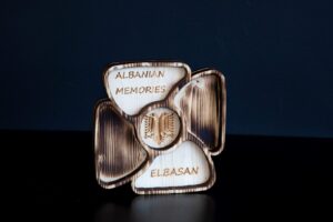 Tabaka druri me ndarje - suvenir Elbasan