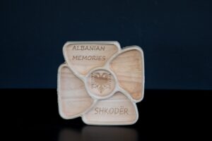 Tabaka druri me ndarje – suvenir Shkodër