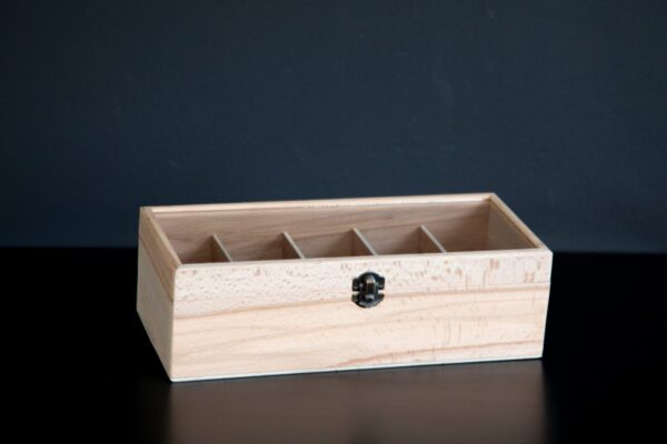 Mbajtese bizhuterishe me ndarje, kapak xhami