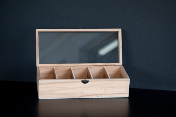 Mbajtese bizhuterishe me ndarje, kapak xhami