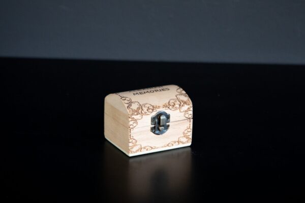 Kuti bizhuteri me tekst