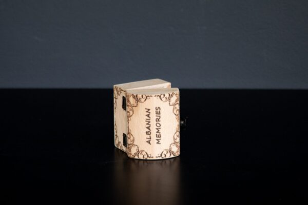 Kuti bizhuteri me tekst