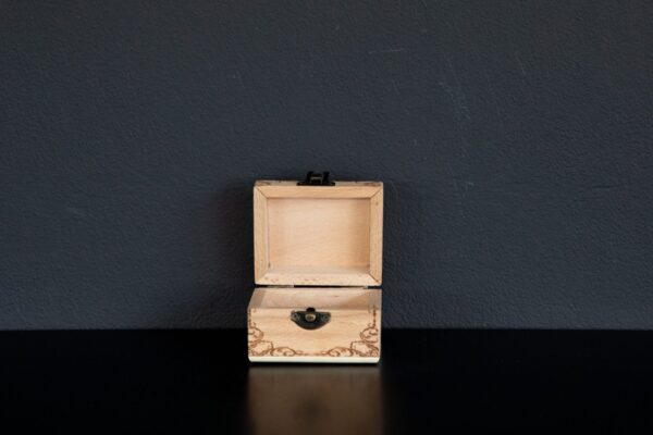 Kuti bizhuteri me tekst